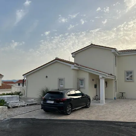 Aura Villa *