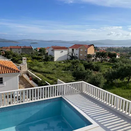 Villa Aura *